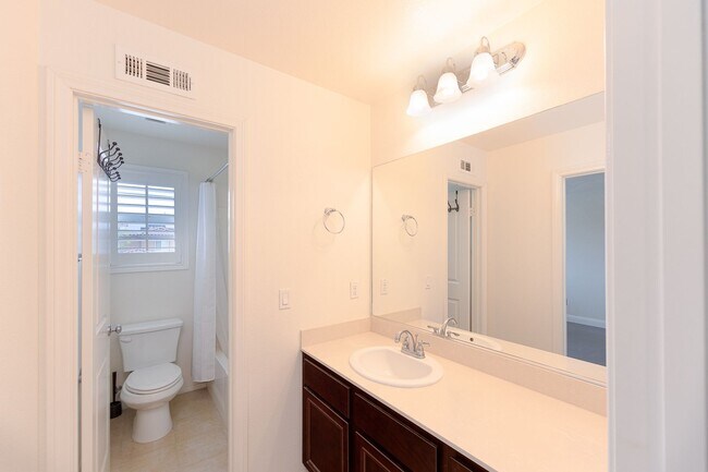 Building Photo - Beautifully Maintained 3 Bed, 2.5 Bath Home in Prime RiverPark Location