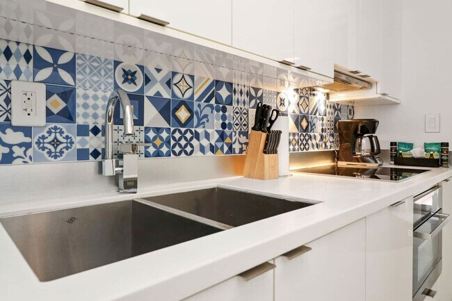 Building Photo - 250 Collins Ave