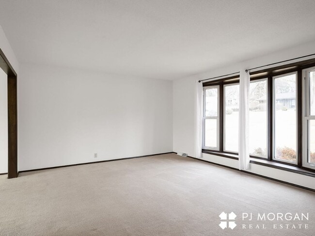 Building Photo - 3 Bed 3 Bath Duplex - Available now