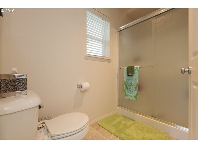 Primary Shower - 1120 SE Tamora Ave