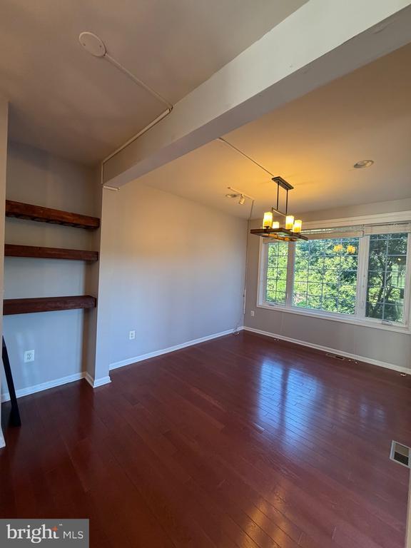 Building Photo - 43237 Mitcham Square