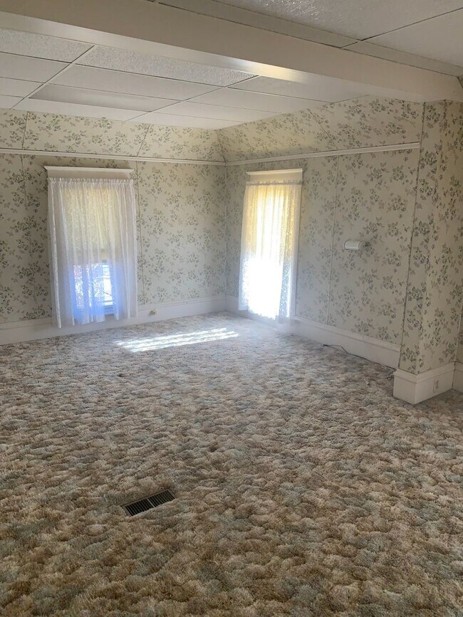 Building Photo - CEDAR FALLS 3BR house w garage, fenced yard, central air