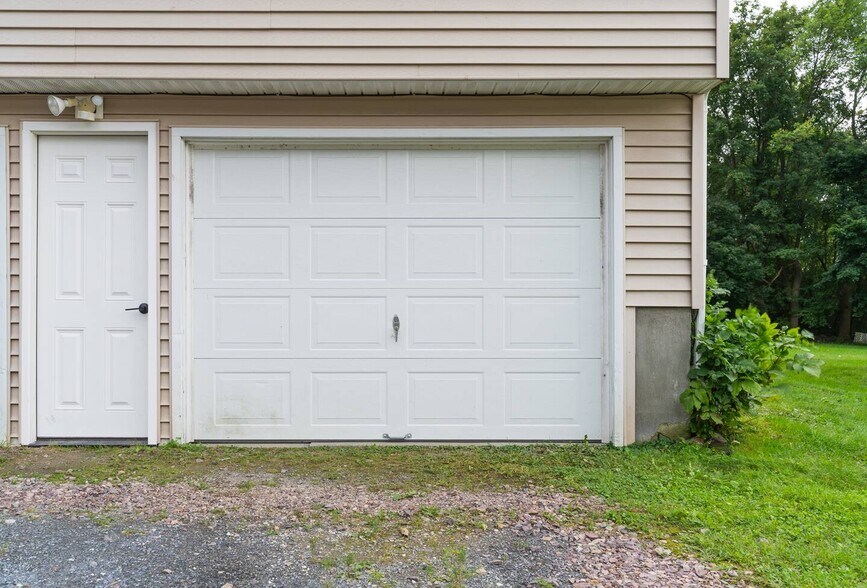 Building Photo - 61 Lakeview Dr