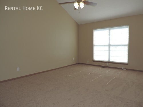 Building Photo - 2-bedroom Townhouse with Double Garage #11228
