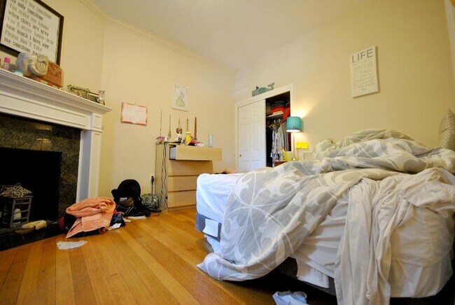 Building Photo - WOW! NO FEE!!!  RENOVATED 3 BED/2 BATH ON 2 LEVELS IN WASHINGTON SQ