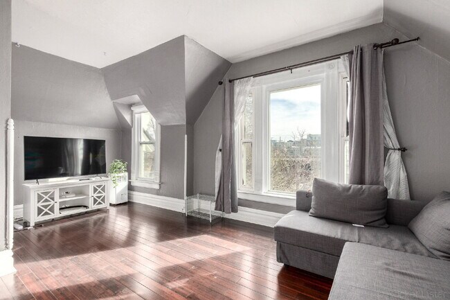 Building Photo - Lovely Victorian duplex for rent 2 bed / 1 bath