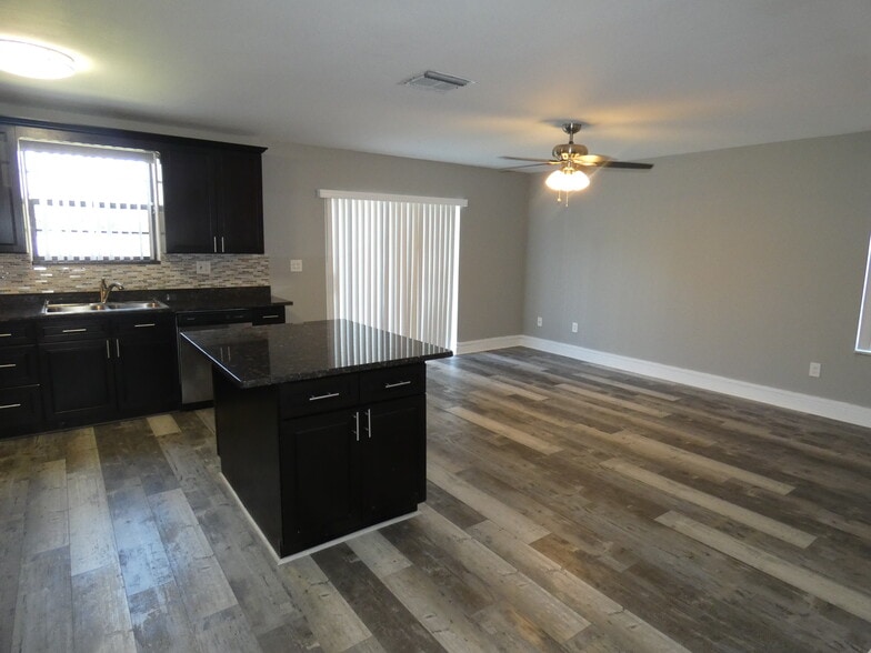 Building Photo - 14212 NE 4th Ave