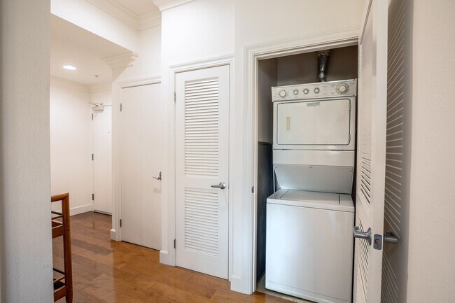 Building Photo - Stunning Corner Condo with City Views in the Heart of Gaslamp