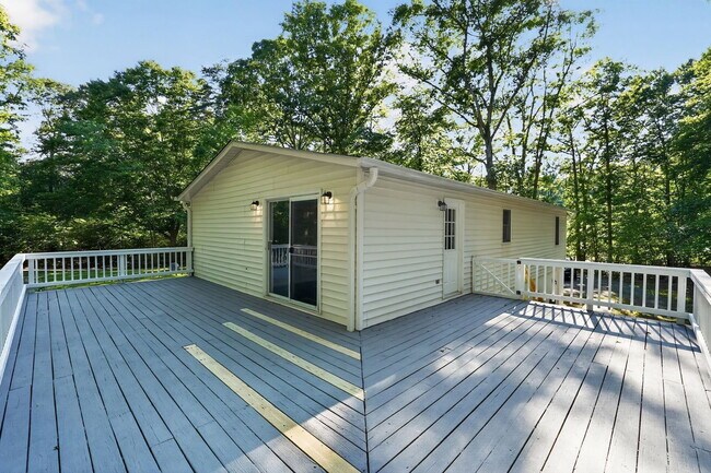 Building Photo - 4225 Robinson Rd