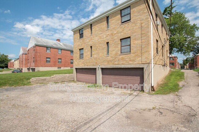 Building Photo - 550 Wiltshire Blvd