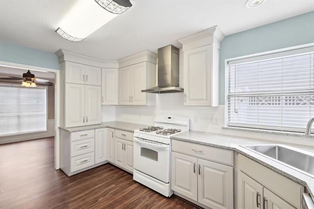 Building Photo - 1218 St Tropez Dr