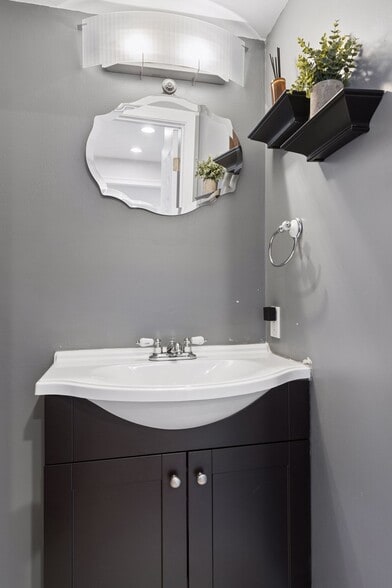 Building Photo - 3620 Independence Ave S