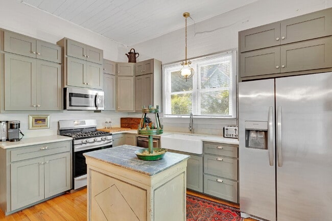 Building Photo - Beautiful Furnished 3 Bedroom Home in Historic District
