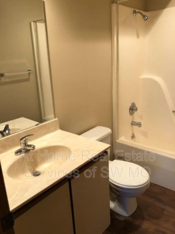 Building Photo - 2856 S Rogers Ave