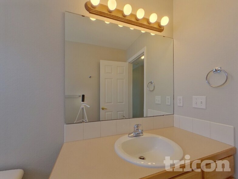 Building Photo - 385 Longspur Dr