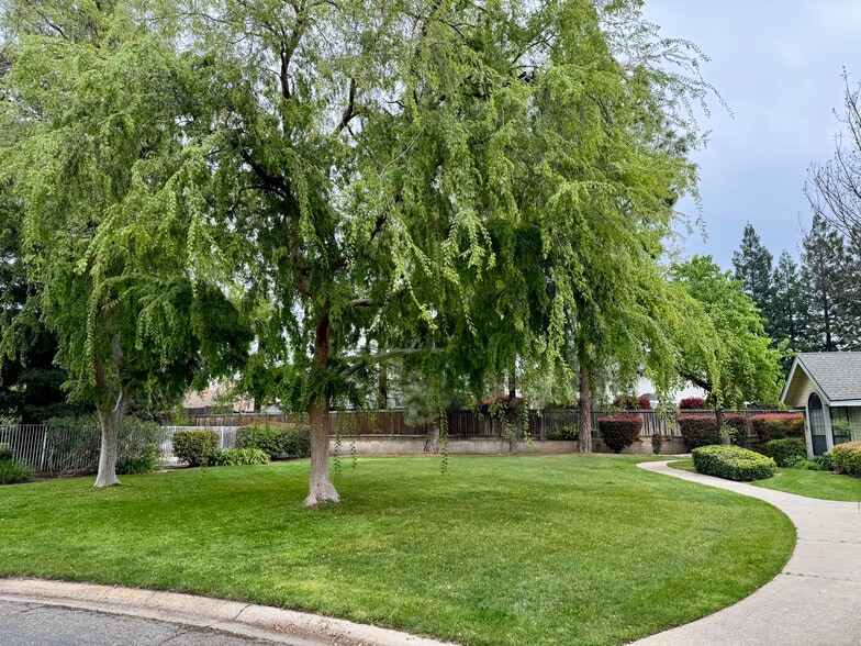 Community park - 983 E Foxhill Dr