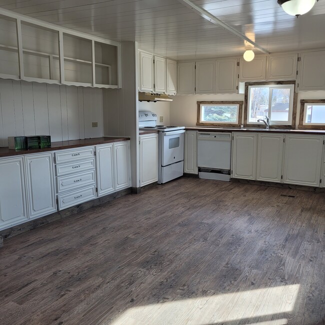 Building Photo - Mountain View Estates