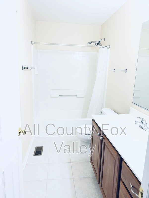 Building Photo - 1844 Crenshaw Cir