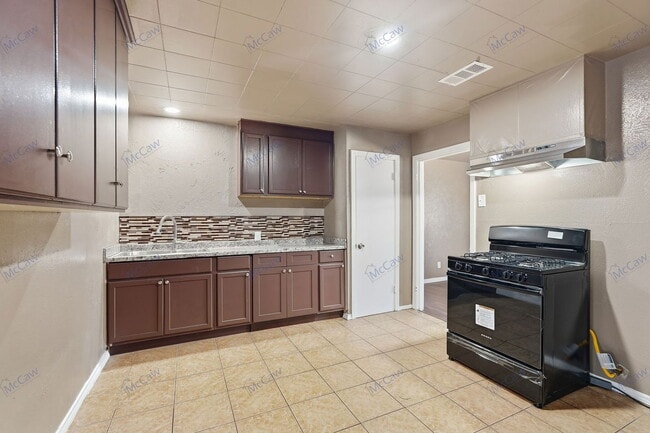 Building Photo - 3130 S Llewellyn Ave