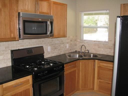 Building Photo - 907 W 30th St