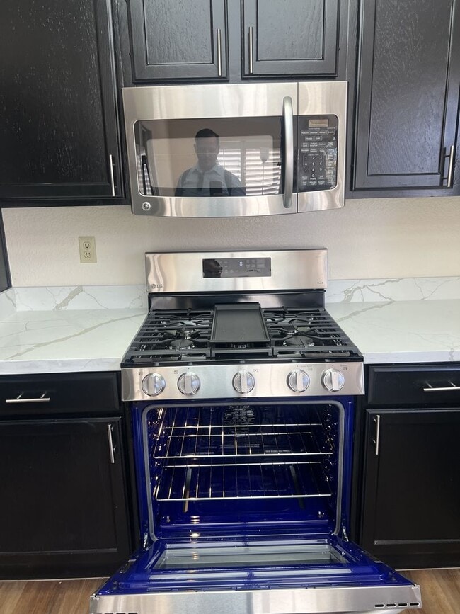 Building Photo - Beautifully Updated 2 Bedroom, 2 Bathroom ...