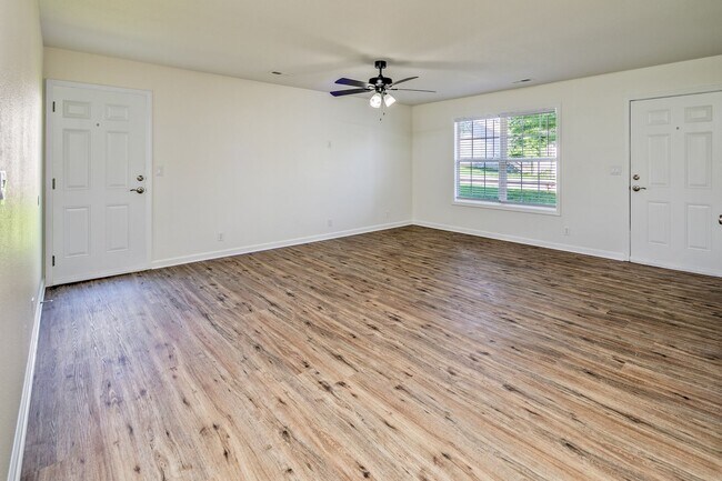 Building Photo - Stylish Belton Townhome | 3 Beds, 2 Baths,...