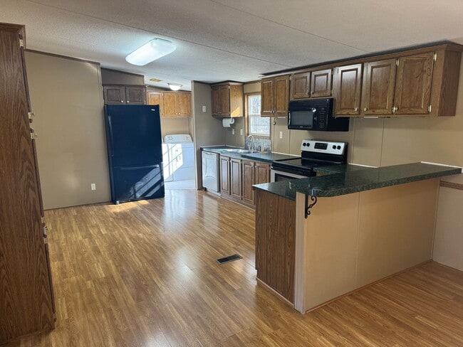Building Photo - 3 Bedroom 2 Bathroom Mobile Home located in Rogersville, TN