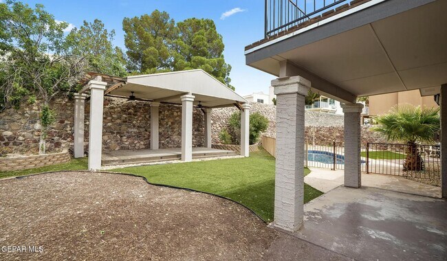 Building Photo - 908 Los Pinos Way