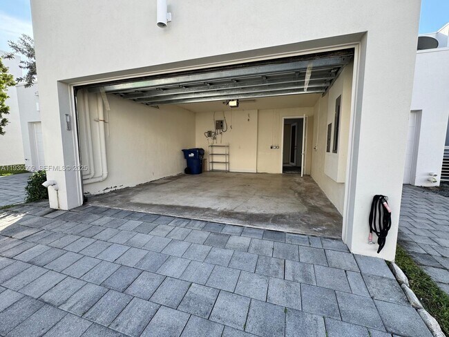 Building Photo - 10445 NW 66th St