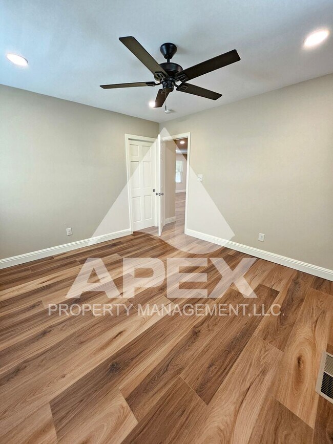 Building Photo - Renovated - 2 Bd 2.5 Ba Townhouse Duplex w/Huge Bonus room and oversized 1-car garage in West Kno...