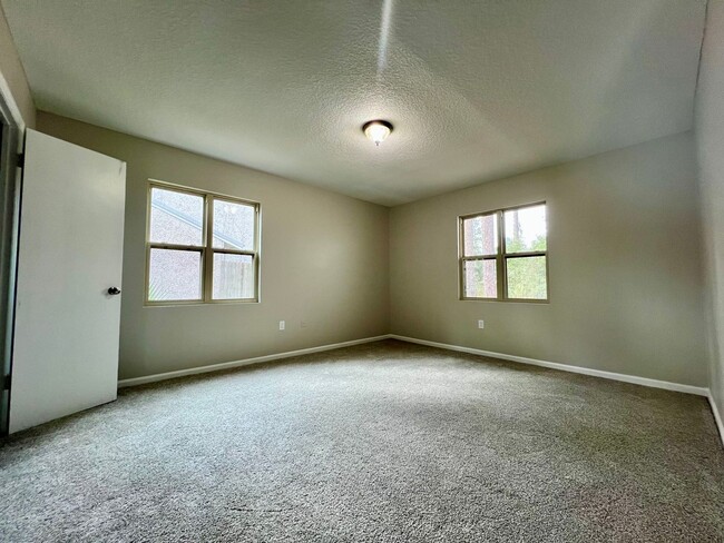 Building Photo - NEWLY REMODELED MOVE-IN READY (NO PETS PER...