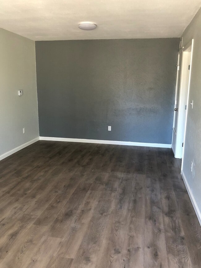 Building Photo - 3bed/1.5bath w/ Carport