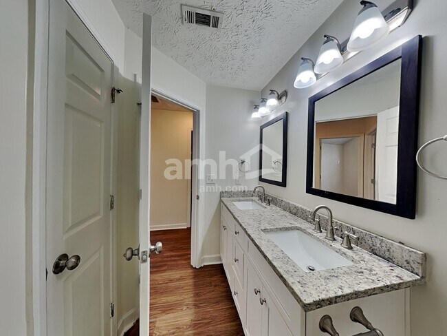 Building Photo - 162 Brook Lea Cove