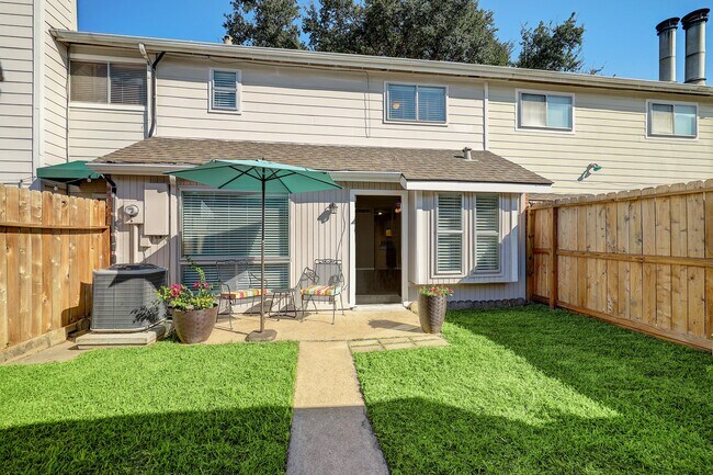 Building Photo - 7913 Ellinger Ln