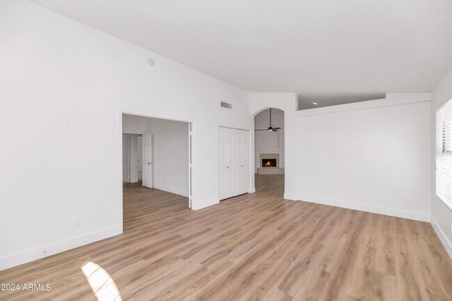 Building Photo - 1706 E Windsong Dr