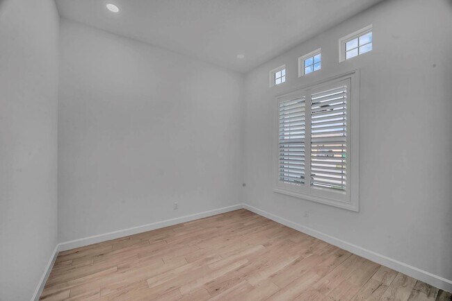 Building Photo - 912 SW Bellevue Ave