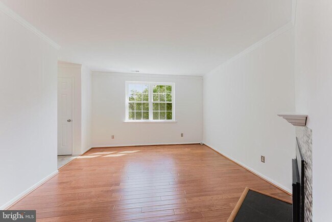 Building Photo - 2725 S Walter Reed Dr