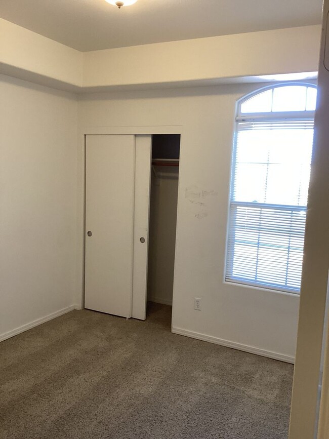 Building Photo - Upstairs Condo Located in the Oak Creek Vi...