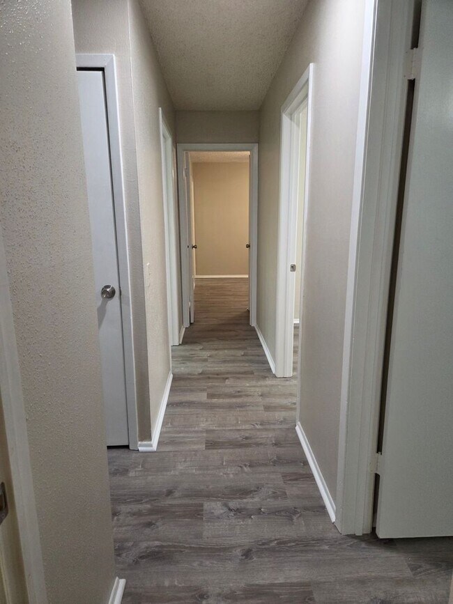 Building Photo - Spacious 4 Bedroom Ranch