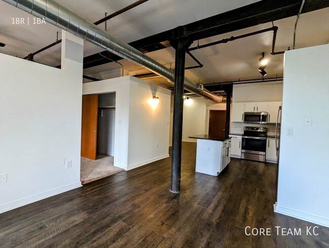 Building Photo - Large Loft in River Market!