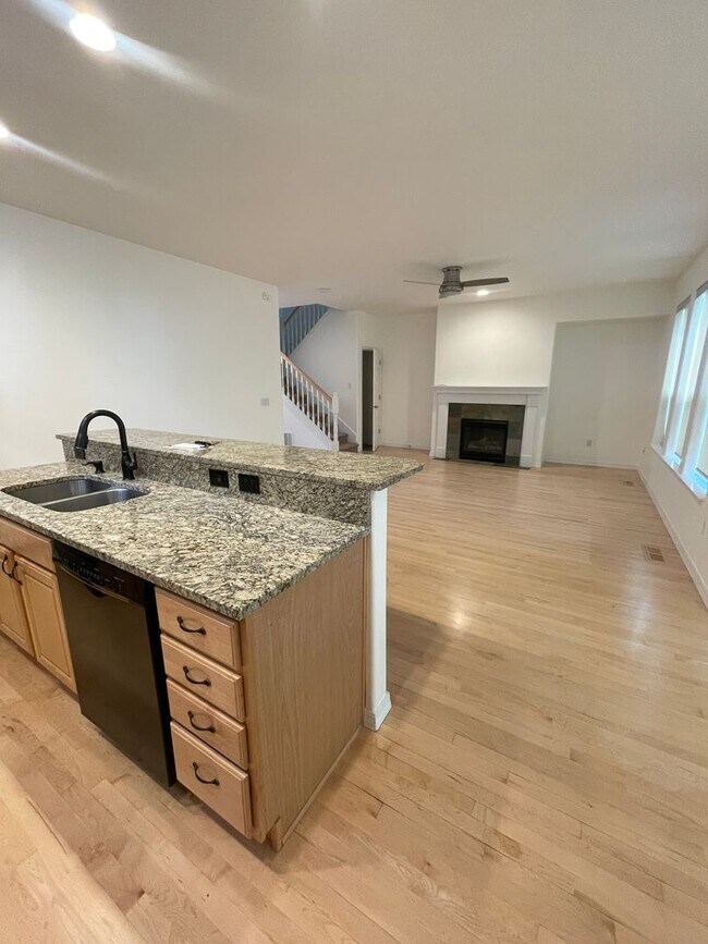 Building Photo - 2 Story Townhouse in Bend