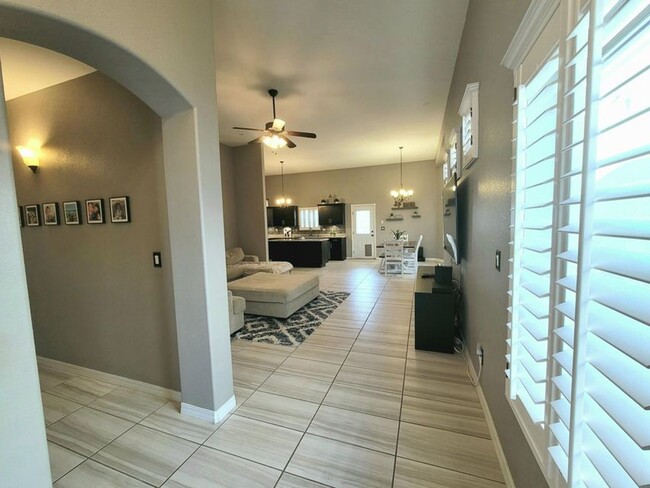 Building Photo - Amazing 3 bedroom 2 bath home in West El Paso!