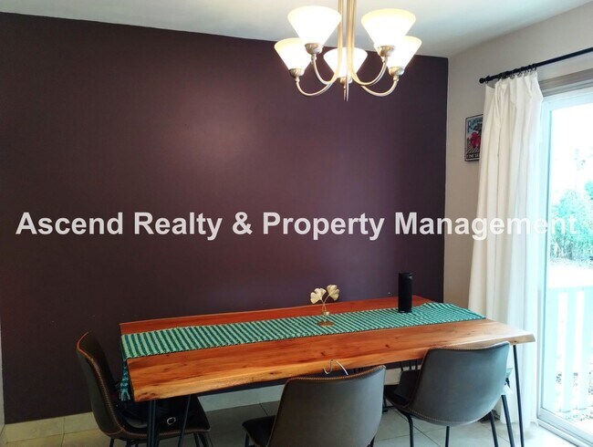 Building Photo - Ideal Hillsboro Location 2 Level Home with...