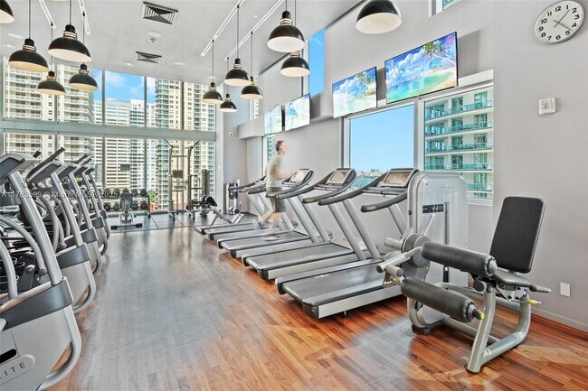Building Photo - 1300 Brickell Bay Dr