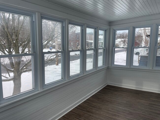 Building Photo - 242 N Hamilton St