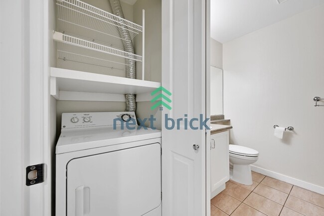 Building Photo - "Charming 1-Bedroom Condo in Redmond: Cozy Living with Modern Comfort at 641 Sq Ft!"