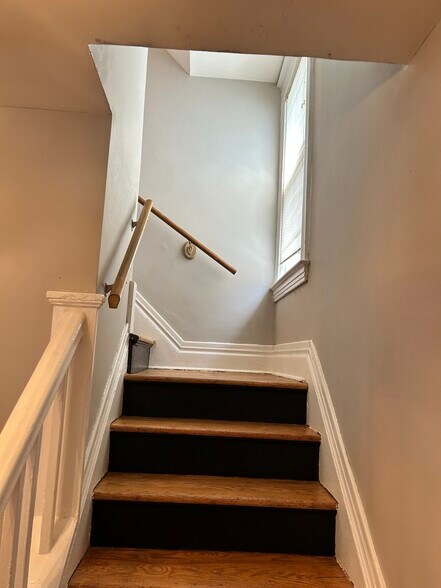 Building Photo - 16 Goebel Place