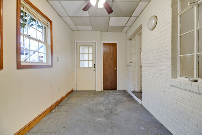 Building Photo - 1221 Raum St NE