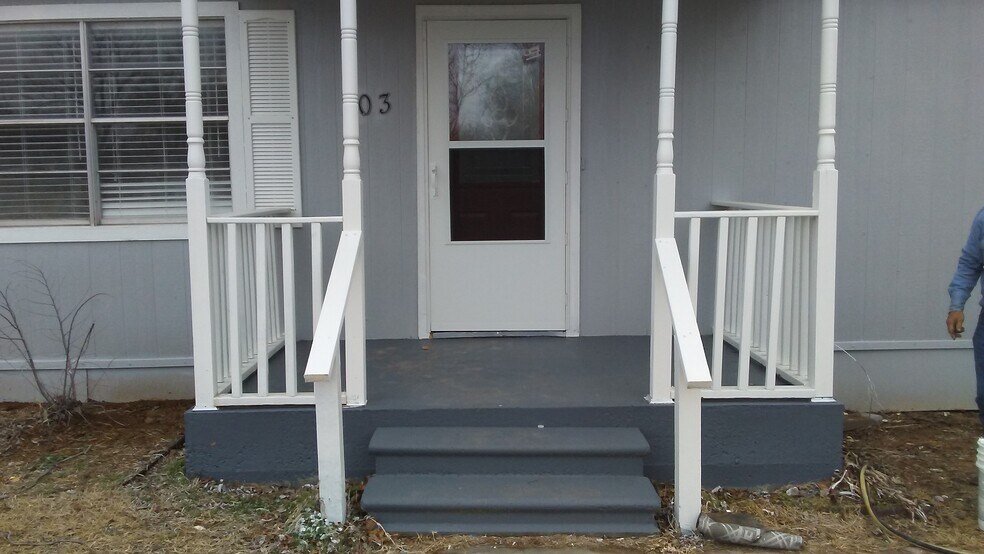 Building Photo - 203 W Eagle St