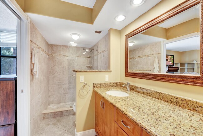 Building Photo - 450 Egret Cir